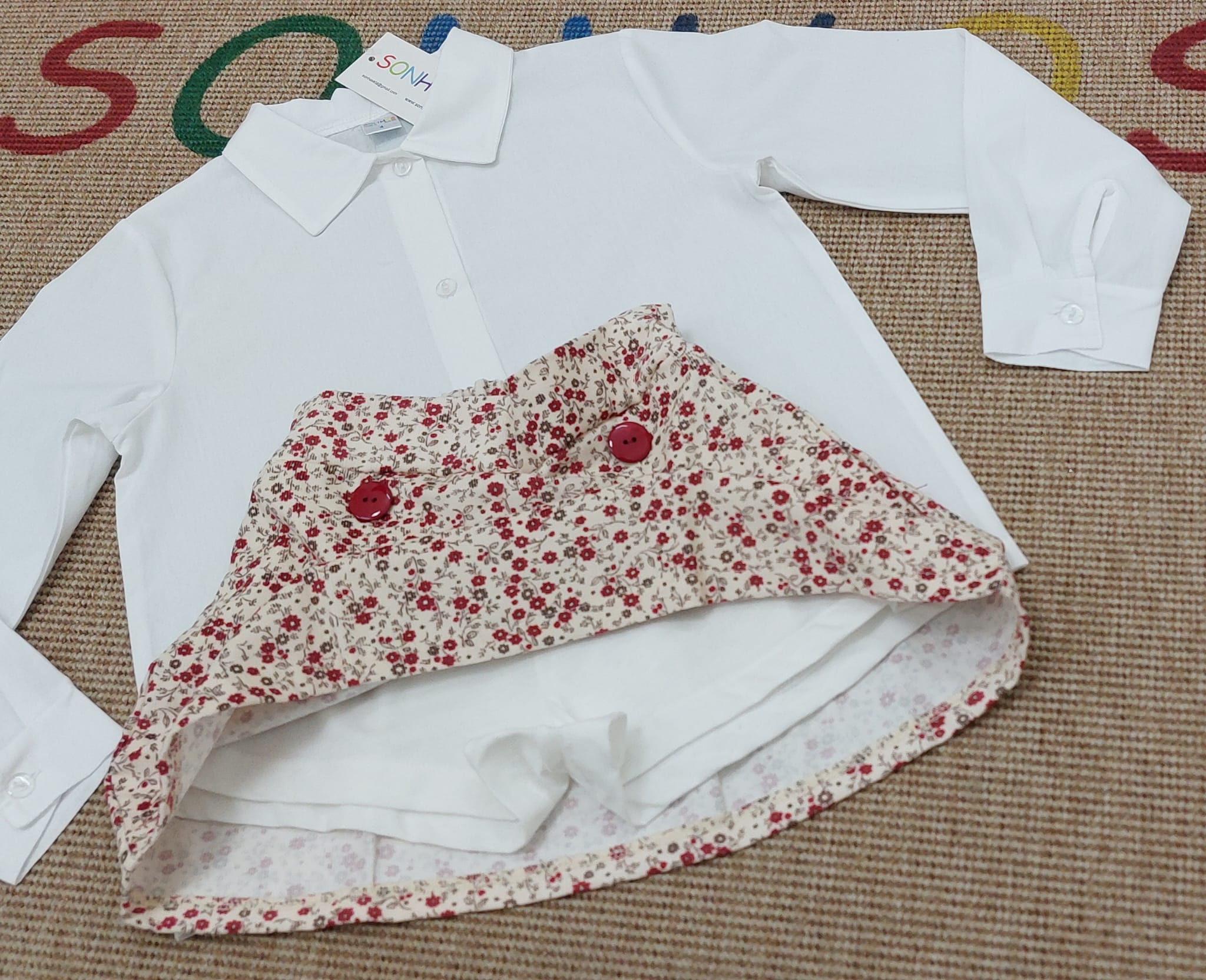Conjunto saia flores e camisa branca