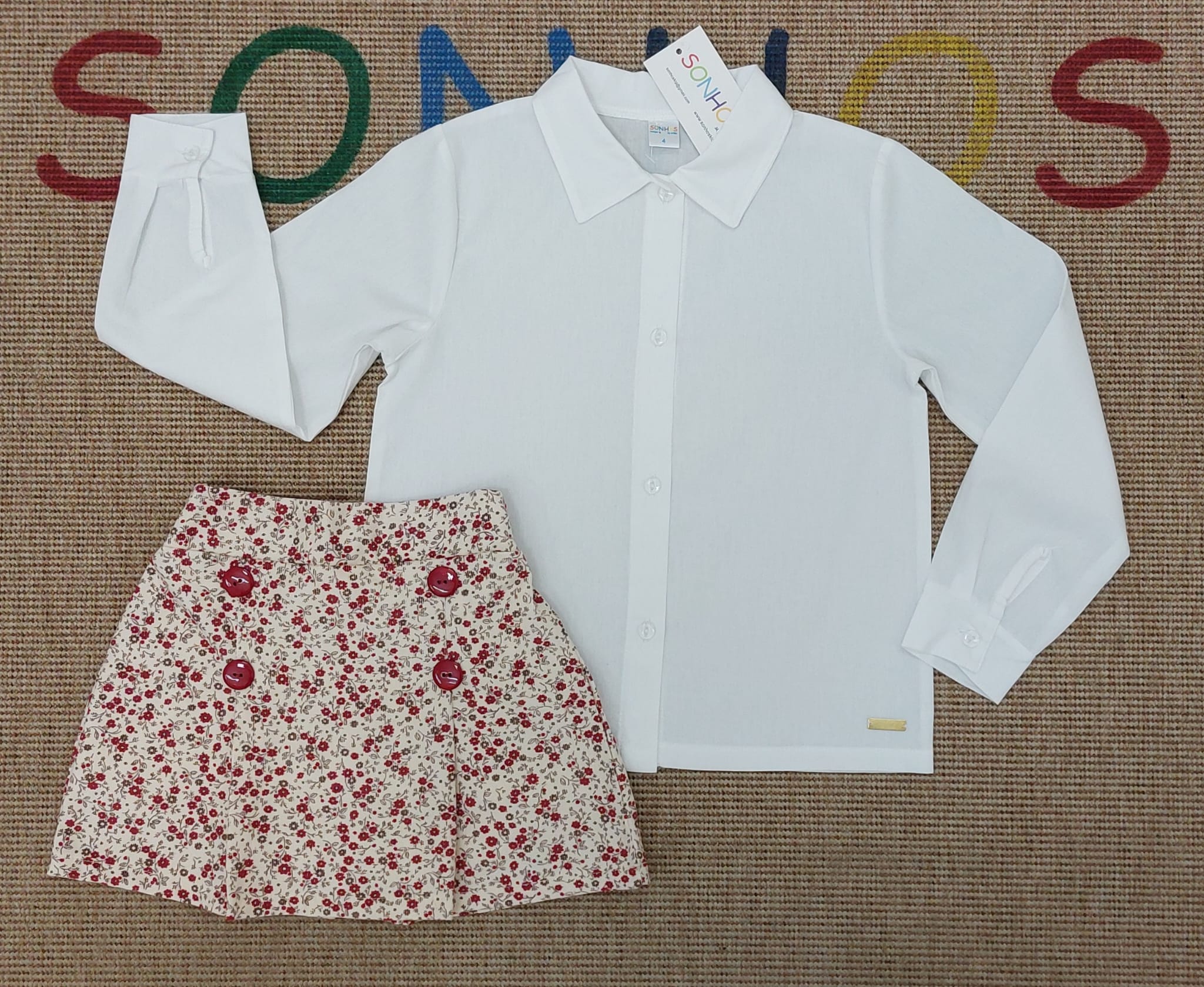 Conjunto saia flores e camisa branca
