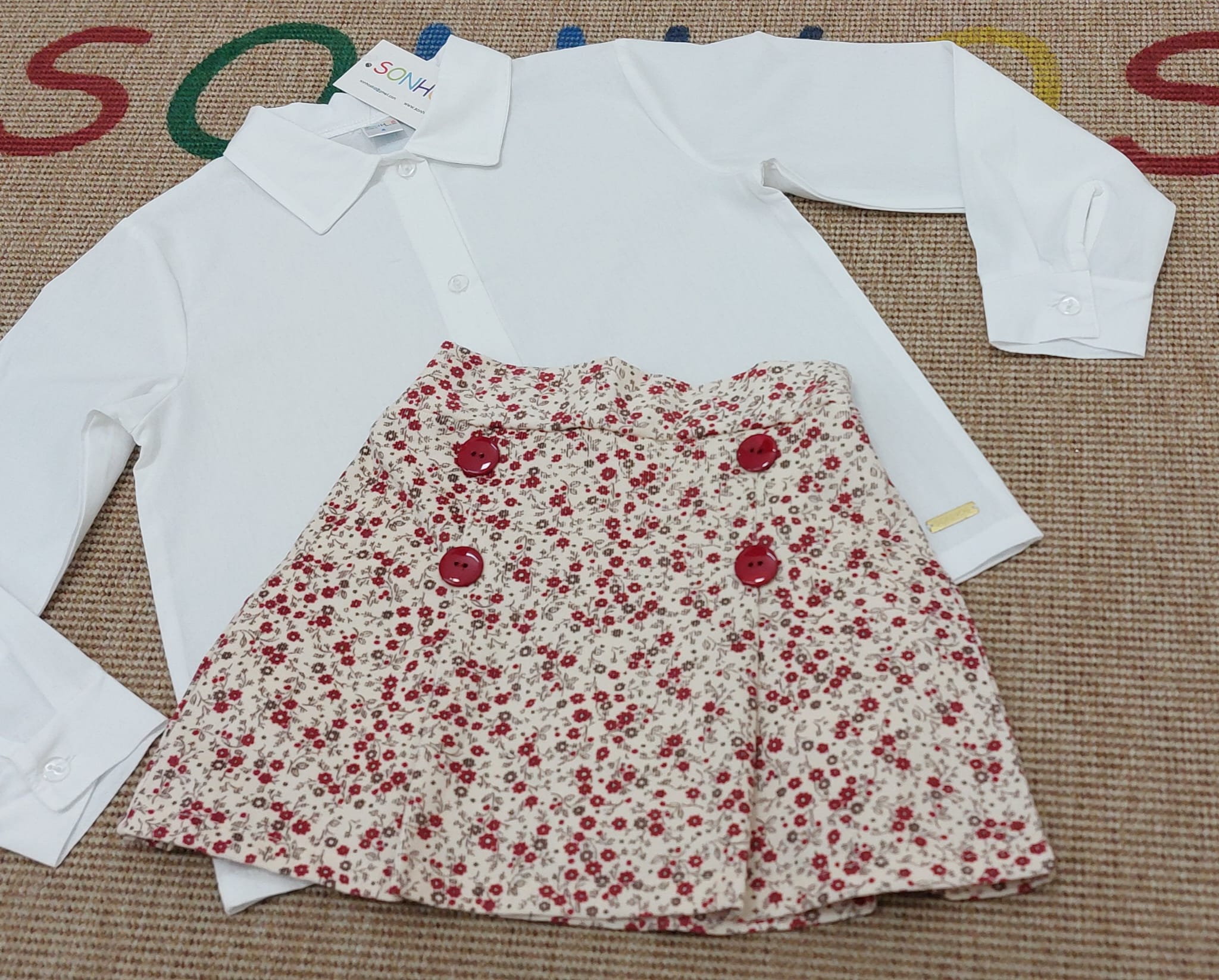 Conjunto saia flores e camisa branca