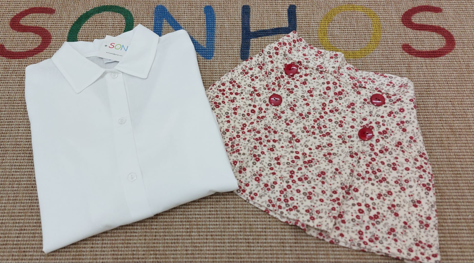 Conjunto saia flores e camisa branca