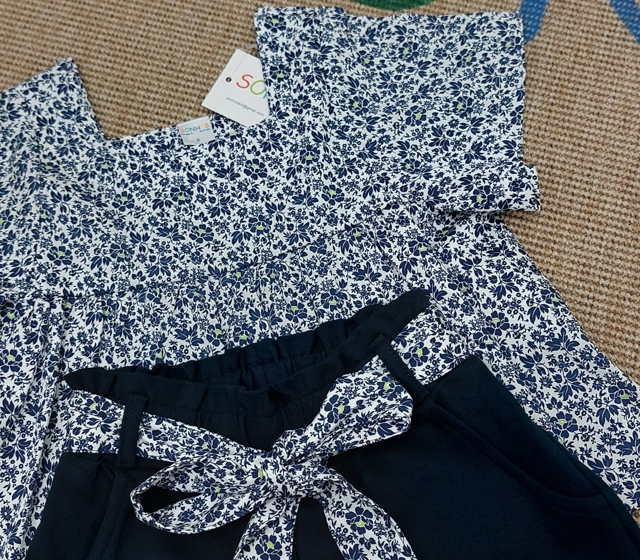 Conjunto calção marinho blusa flores