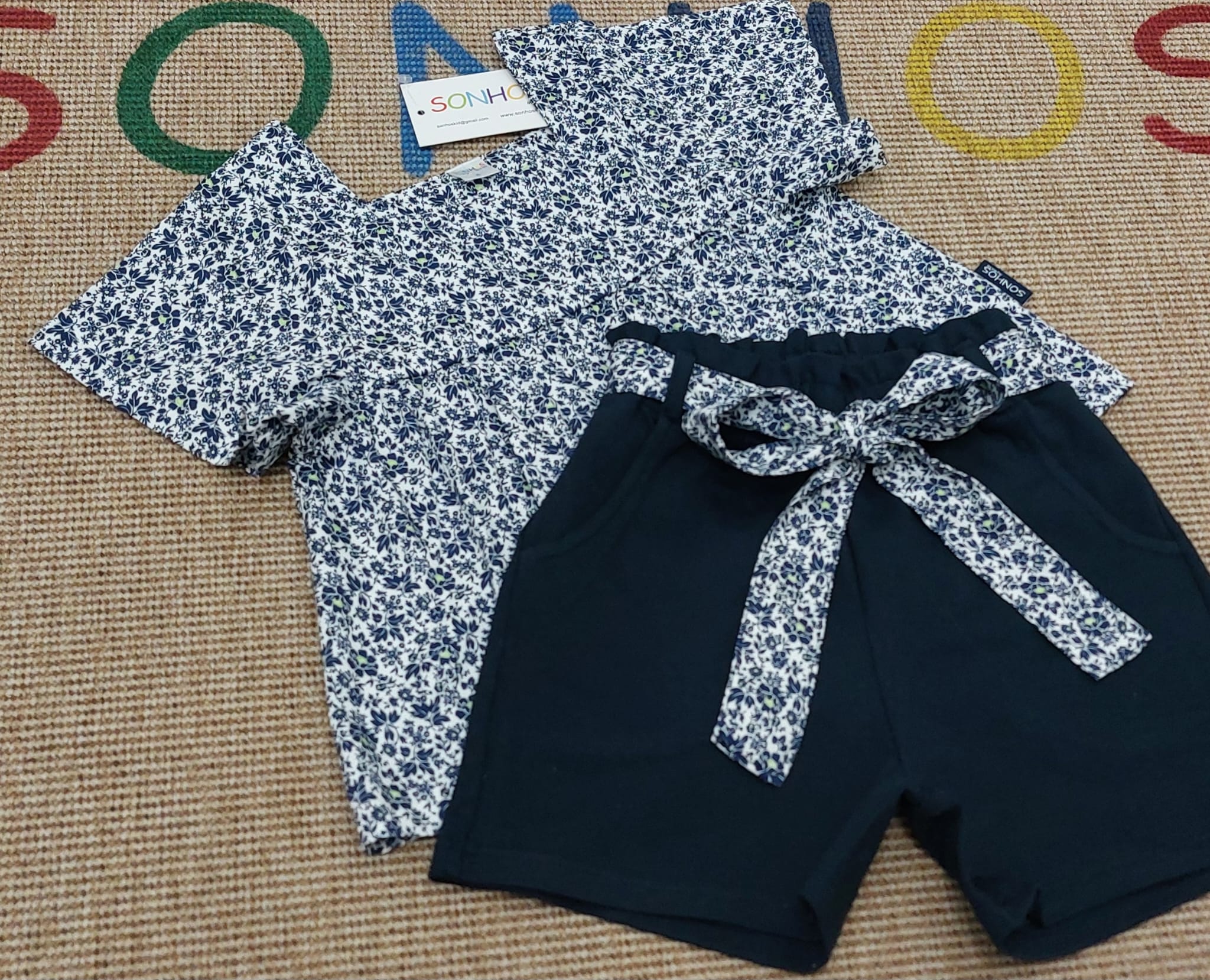 Conjunto calção marinho blusa flores