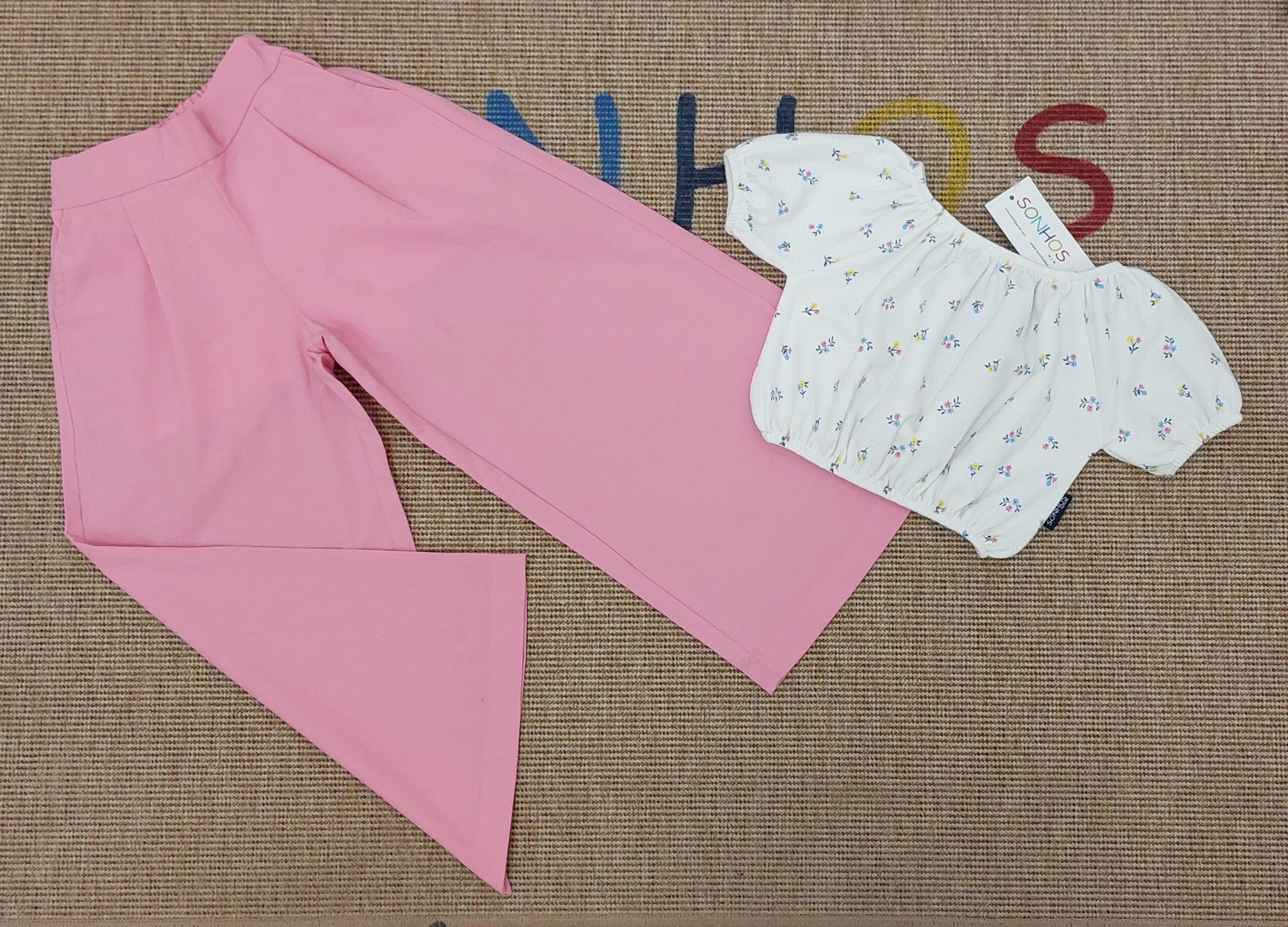 Conjunto blusa flores pantalona rosa