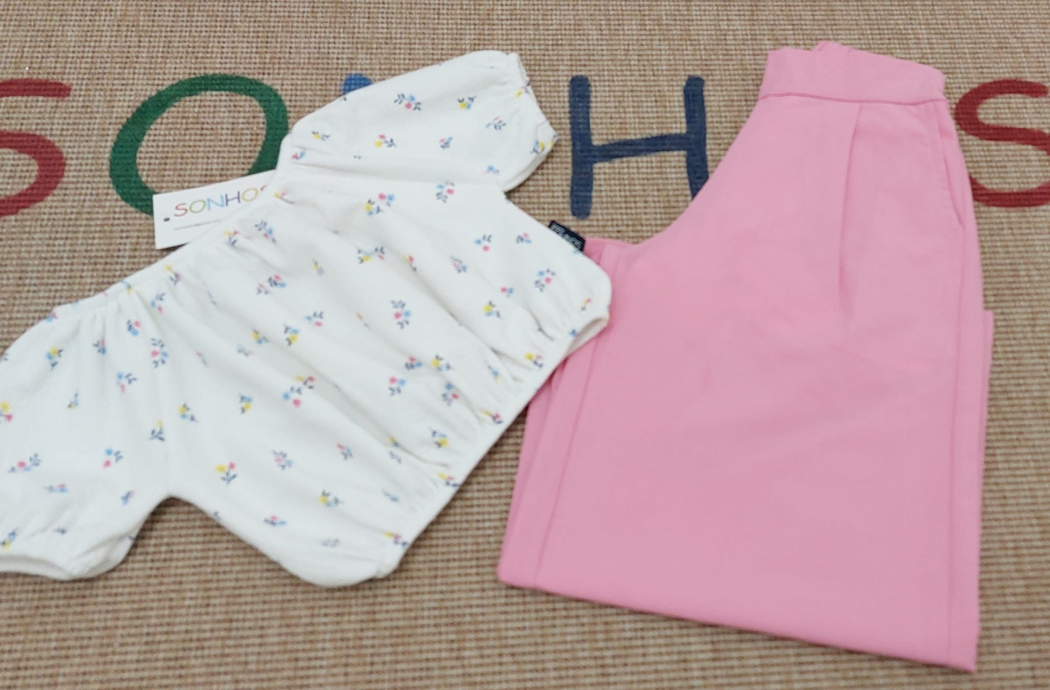 Conjunto blusa flores pantalona rosa