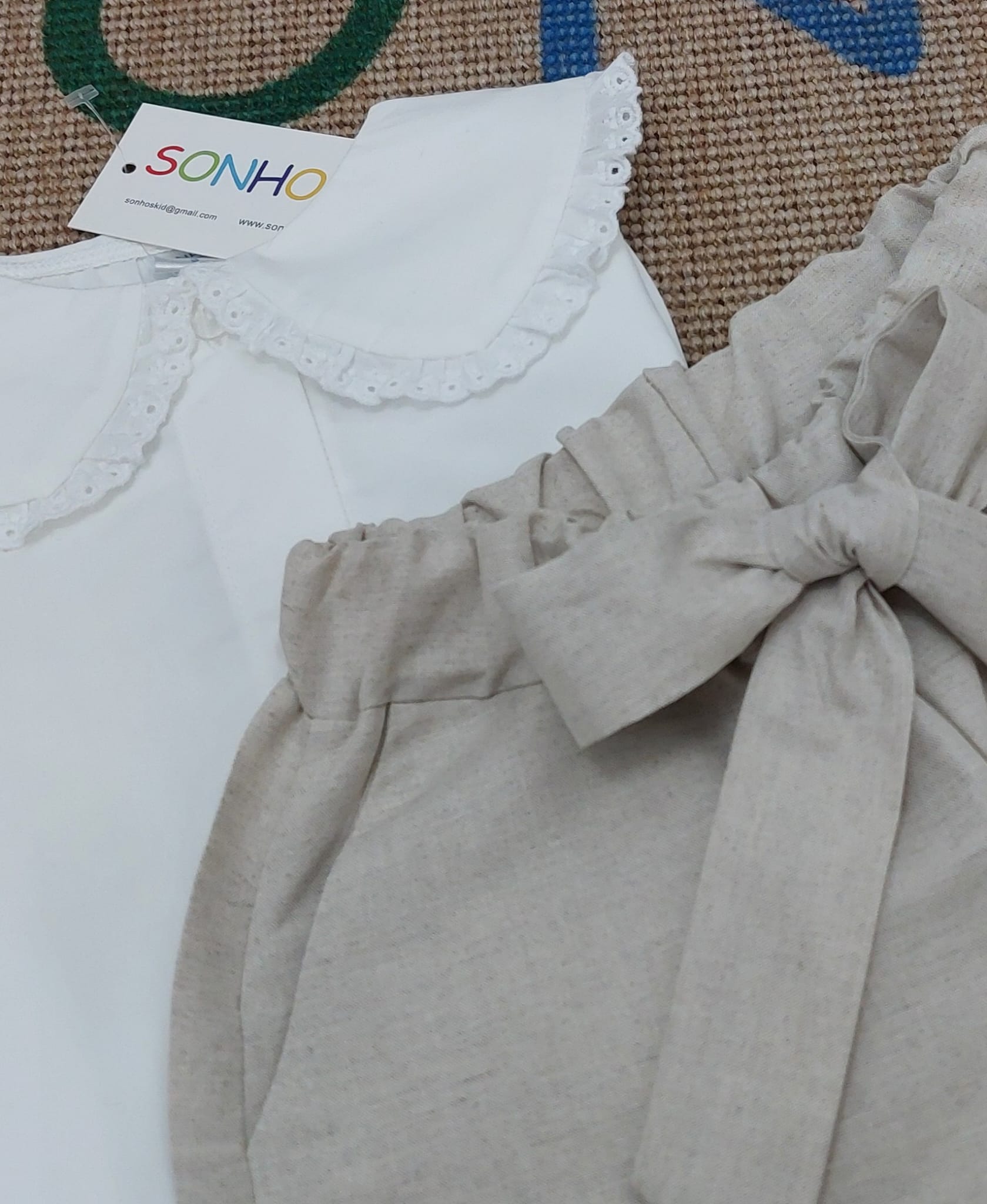 Conjunto blusa bordado inglês, calção bege