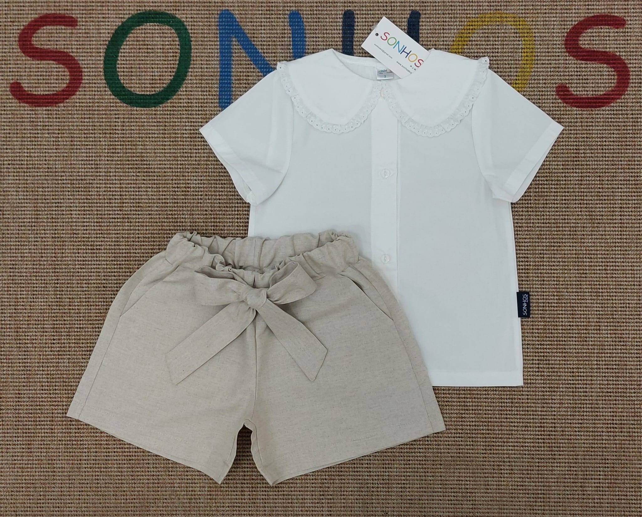 Conjunto blusa bordado inglês, calção bege